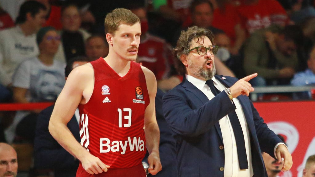 Andreas Obst mit Bayern-Trainer Andrea Trinchieri.