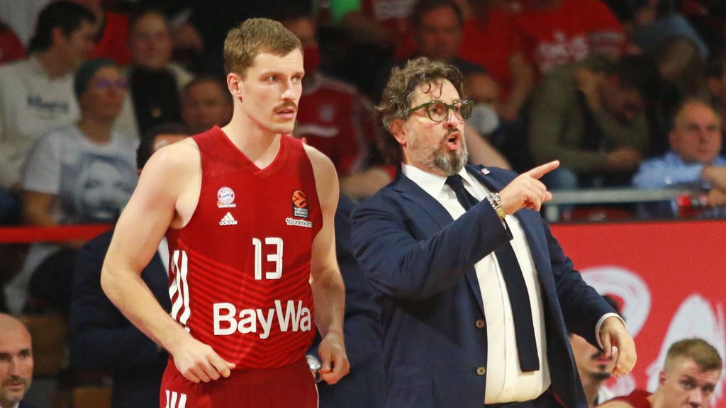 Andreas Obst mit Bayern-Trainer Andrea Trinchieri.