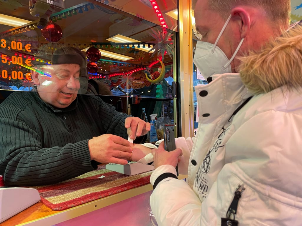 Weihnachtsmarkt Magdeburg: Hier gilt schon die 2G-Regel. Umgesetzt und kontrolliert wird sie mit einr Bändchen-Lösung, die auf weitere geschäfte ausgedehnt werden soll.