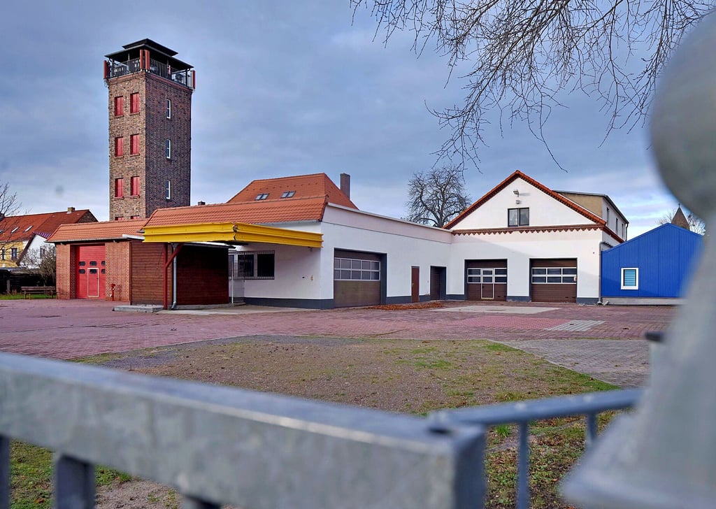 Auf dem Gelände von Feuerwehr und Wasserwacht in Greppin wird ein Gebäude zur Garage umgebaut.