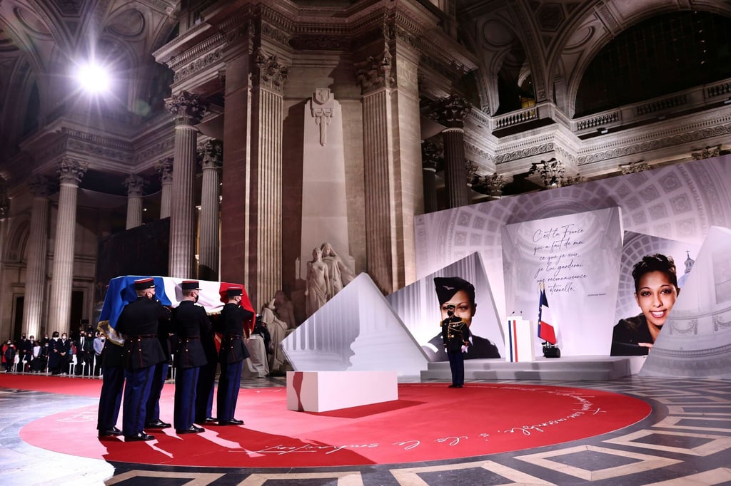 Ein Sarg hält feierlich Einzug in das Pariser Panthéon. Darin liegen allerdings nicht die sterblichen Überreste von Baker, sondern etwas Erde.