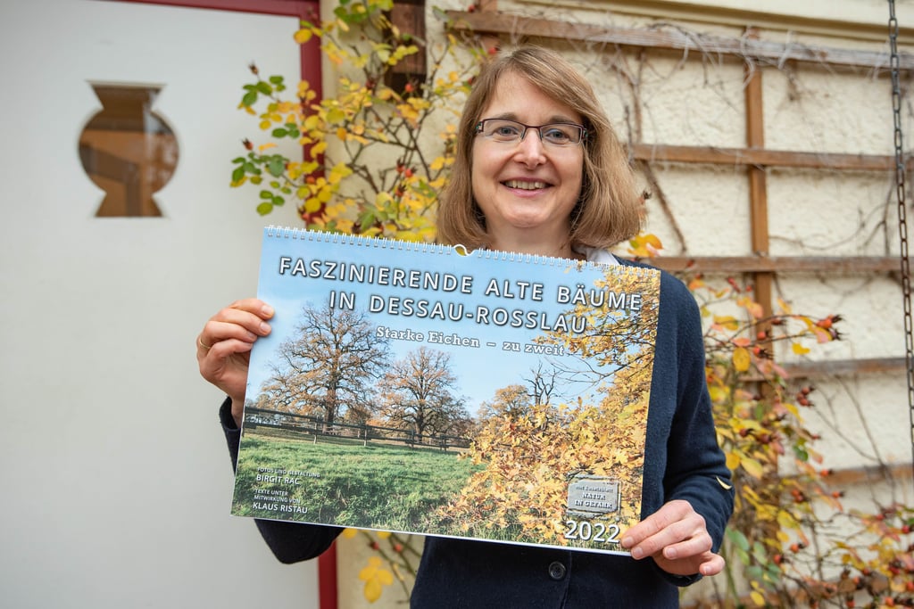 Birgit Rac mit ihrem neuen Baumkalender