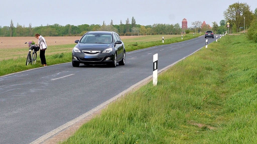 Wer im Lorenzschen Feld in Tangermünde wohnt, sollte als Radfahrer und Fußgänger entweder die Lüderitzer Straße nutzen, um sich zwischen Innenstadt und Zuhause zu bewegen, oder muss entlang der Landstraße durch den Grünstreifen laufen und sich eventuell mutig dem Verkehr entgegenstellen.