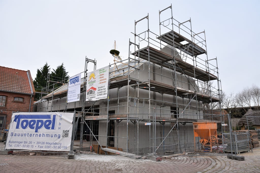 Die Richtkrone steht auf dem Dachstuhl des Rohbaus für den neuen Gemeindesaal in Magdeburg-Pechau.