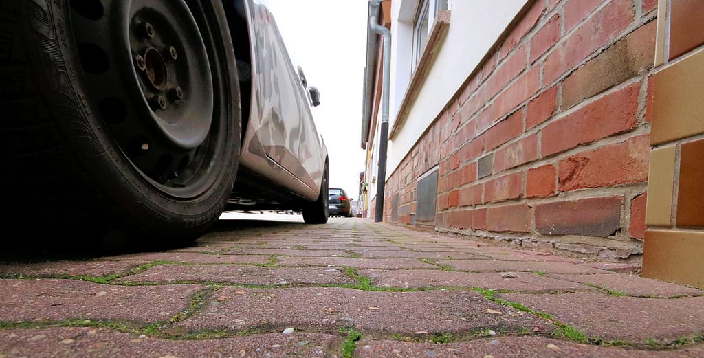 In der Mühlenstraße soll es bald eine neue Parkordnung geben. Dabei sollen die Fahrzeuge nicht mehr auf den Fußwegen stehen.