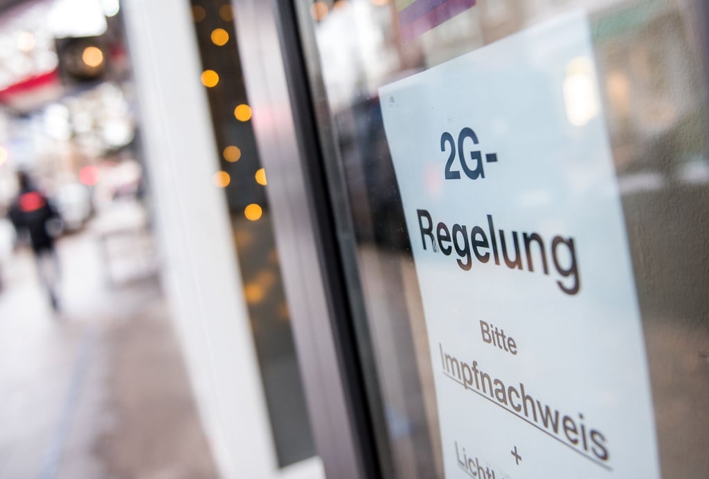 Ein Schild weist auf die „2G-Regelung“ hin. Sie gilt für alle Geschäften - außer für solche des täglichen Bedarfs.