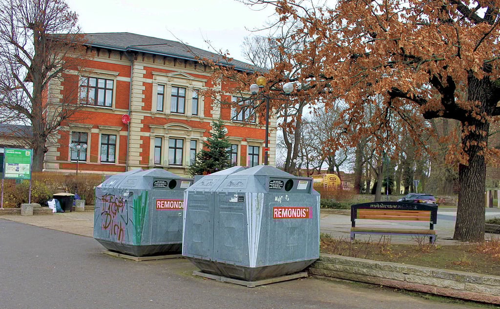 Die Sammelcontainer am Eichplatz in Dahlenwarsleben sollen im kommenden Jahr weichen und auf dem Parkplatz gegenüber der Schule aufgestellt werden.