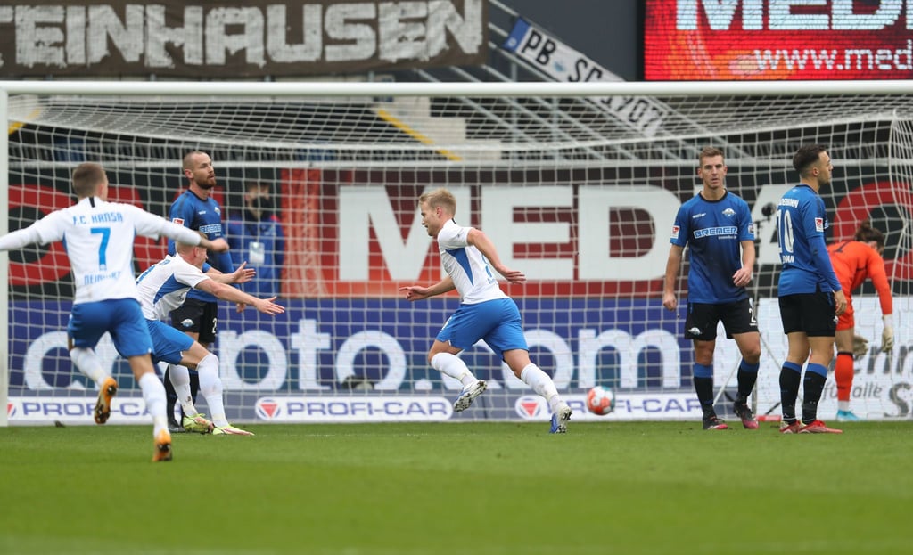 Rostocks Torschütze Simon Rhein (M) feiert seinen Treffer zum 1:0 gegen den SC Paderborn.