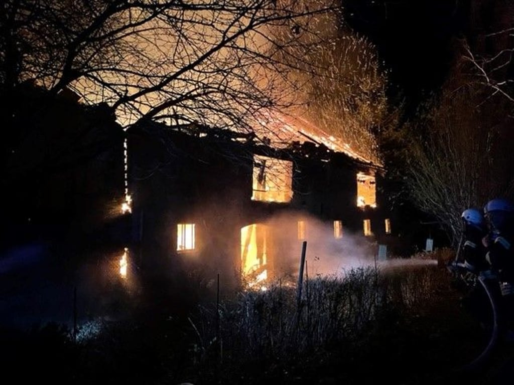 In Schwanebeck im Vorharz hat Freitagfrüh (3. Dezember) gegen 1.40 Uhr eine Scheune gebrannt. 50 Feuerwehrleute rückten in der Nacht aus. Die Polizei ermittelt wegen Brandstiftung.