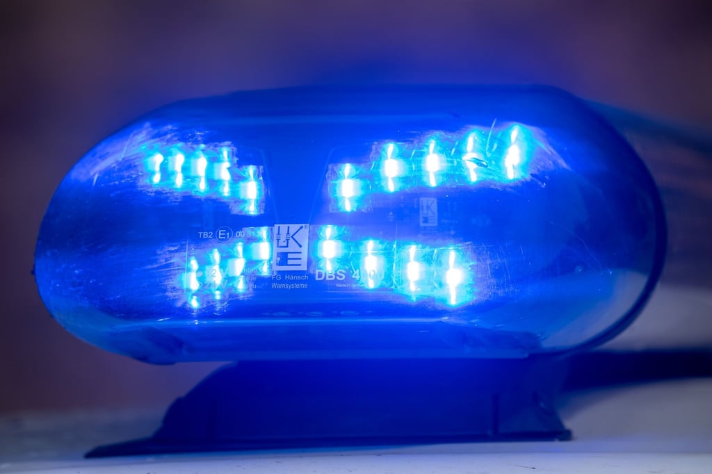 Das Blaulicht blinkt auf einem Polizeiwagen. (Archivbild)