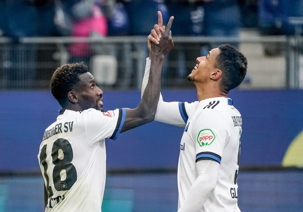 Die HSV-Spieler Bakery Jatta (l) und Robert Glatzel feiern den Treffer zum 2:0.