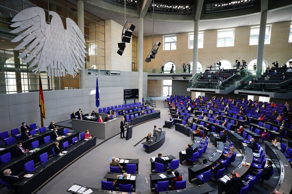 Sitzung des Bundestags. 40 Prozent halten die Demokratie für „eher schlecht“ oder „sehr schlecht“ geeignet, die Herausforderungen einer Pandemie zu meistern, 15 Prozent sind unentschieden.