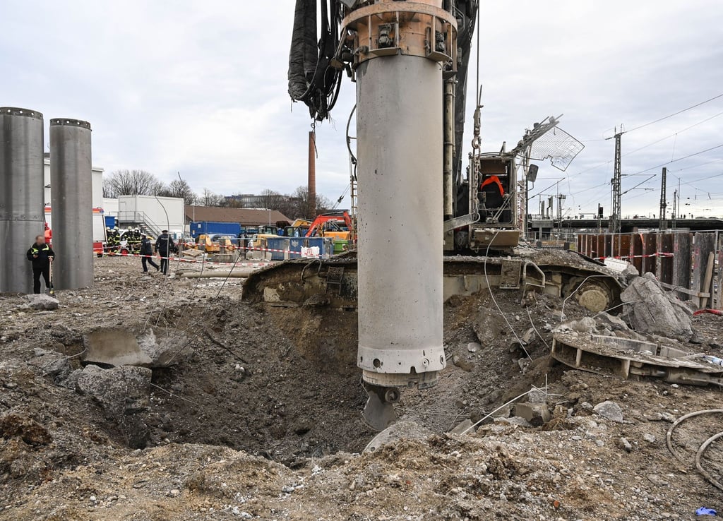 Das Bild zeigt die Baustelle an der Donnersbergerbrücke in München, an der am 01.12.2021 eine Fliegerbombe explodierte.