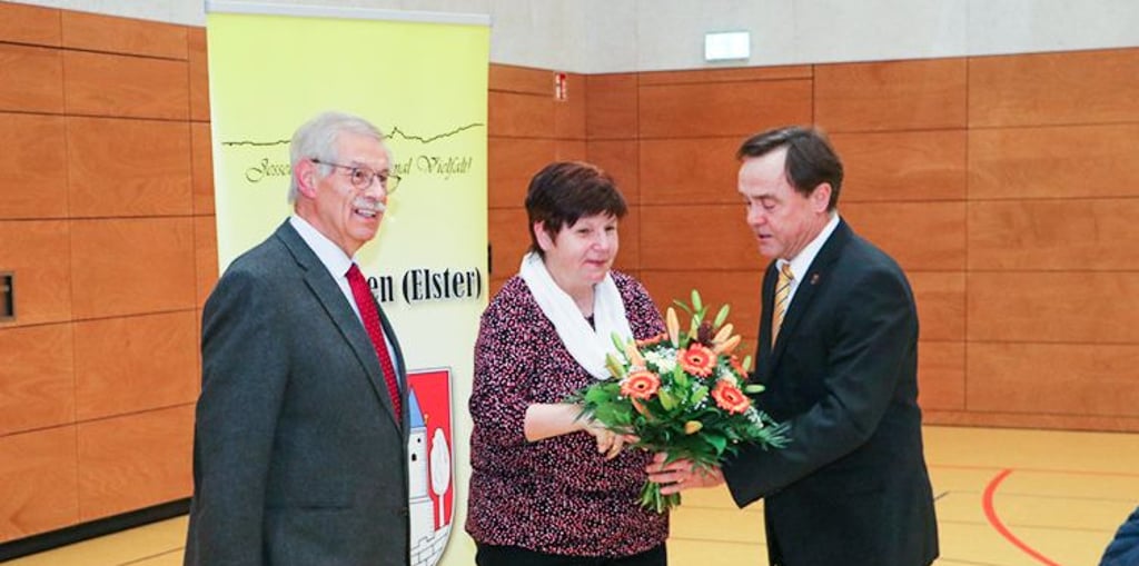 Glückwünsche für Margit Mehr und den Verein gibt es in der Ratssitzung von Gunter Danneberg (links) und Michael Jahn.