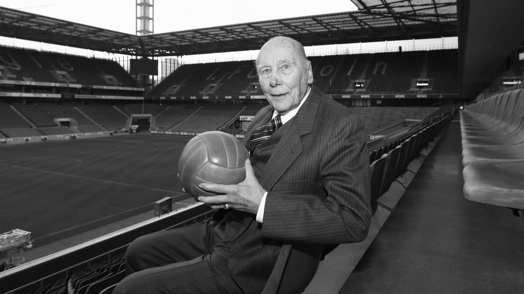Horst Eckel, hier 2020 im Stadion des 1. #FC Köln, ist mit 89 Jahren gestorben.