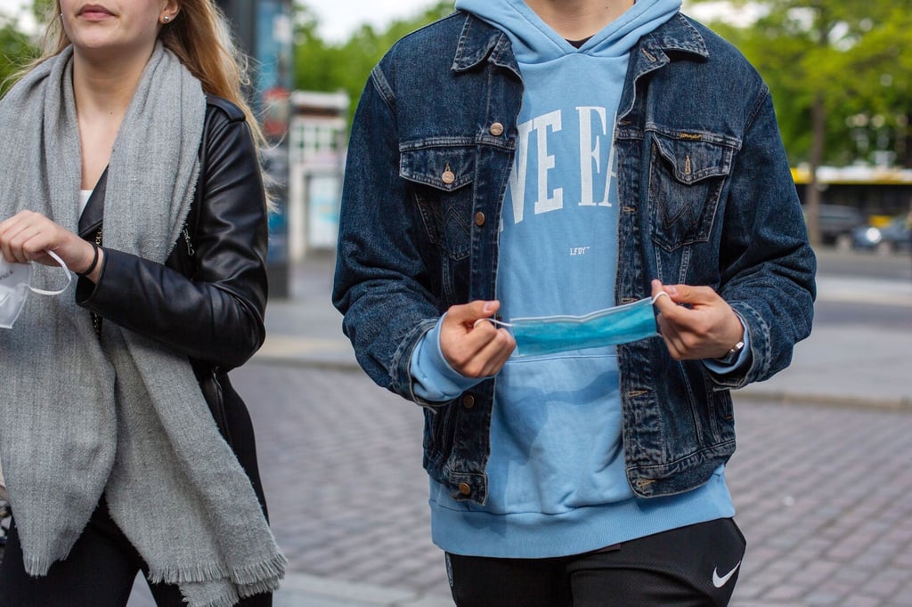 Jugendliche auf der Straße. Mehr als ein Viertel der 25-Jährigen wohnte 2020 noch immer bei ihren Eltern.