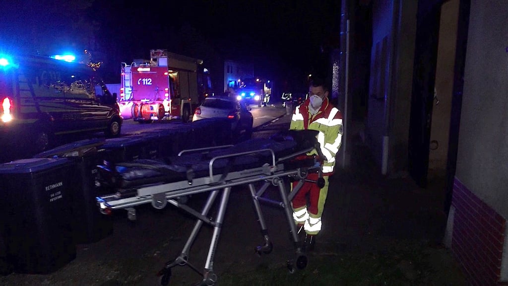 Die ebenfalls zum Einsatz gerufenen Sanitäter mussten den Mann laut Angaben der Rettungsleitstelle des Landkreises Börde nicht zur stationären Behandlung mitnehmen..