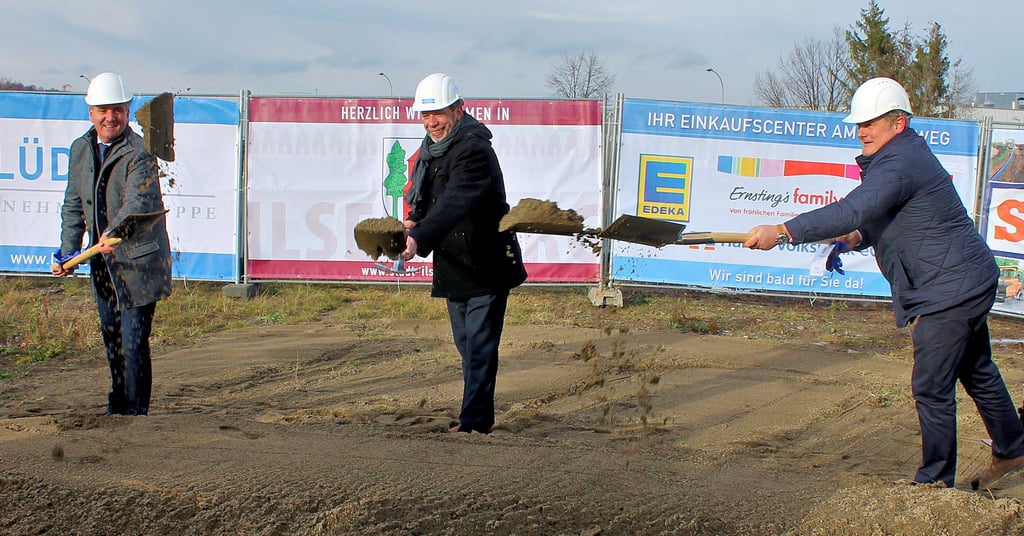 Landrat Thomas Balcerowski, Bürgermeister Denis Loeffke und Lüder-Geschäftsführer Carl Matthias Rathgen (von links) beim ersten Spatenstich am Apfelweg.