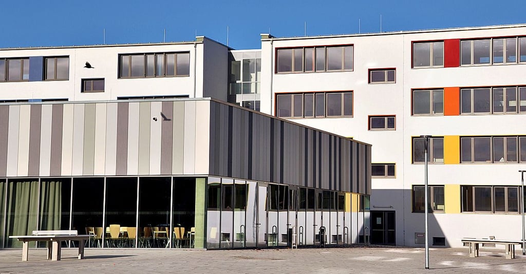 Für das Edithagymnasium am Lorenzweg wurden Gebäude saniert und mit einem neuen Anbau versehen.