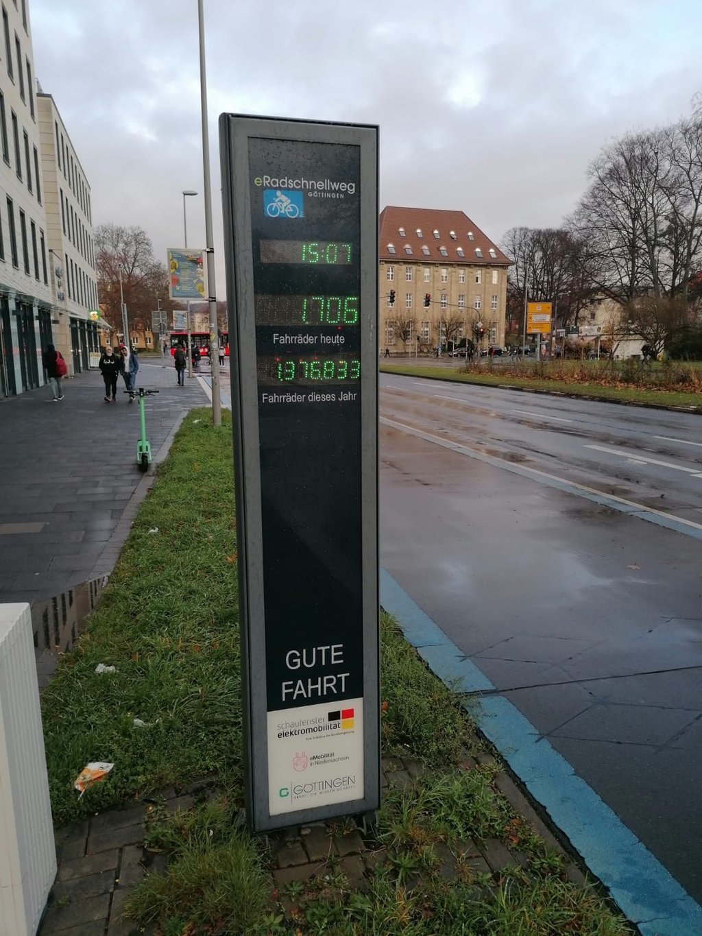 Ein digitaler Rad-Zähler steht am Straßenrand in Göttingen.