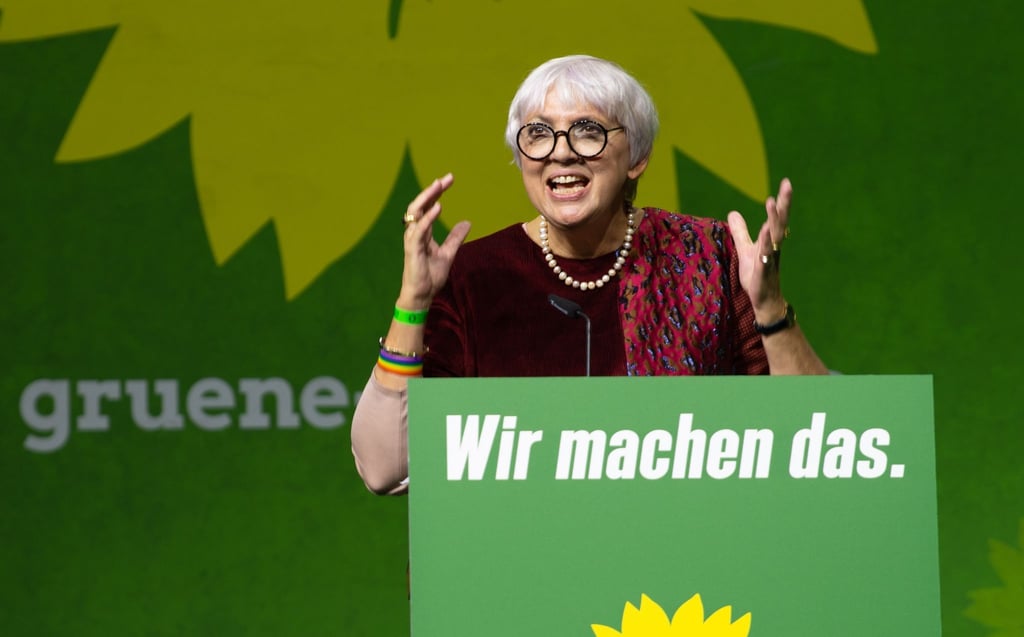Die Bundestagsvizepräsidentin der Grünen, Claudia Roth, spricht bei der Landesdelegiertenkonferenz der bayerischen Grünen im Messezentrum.