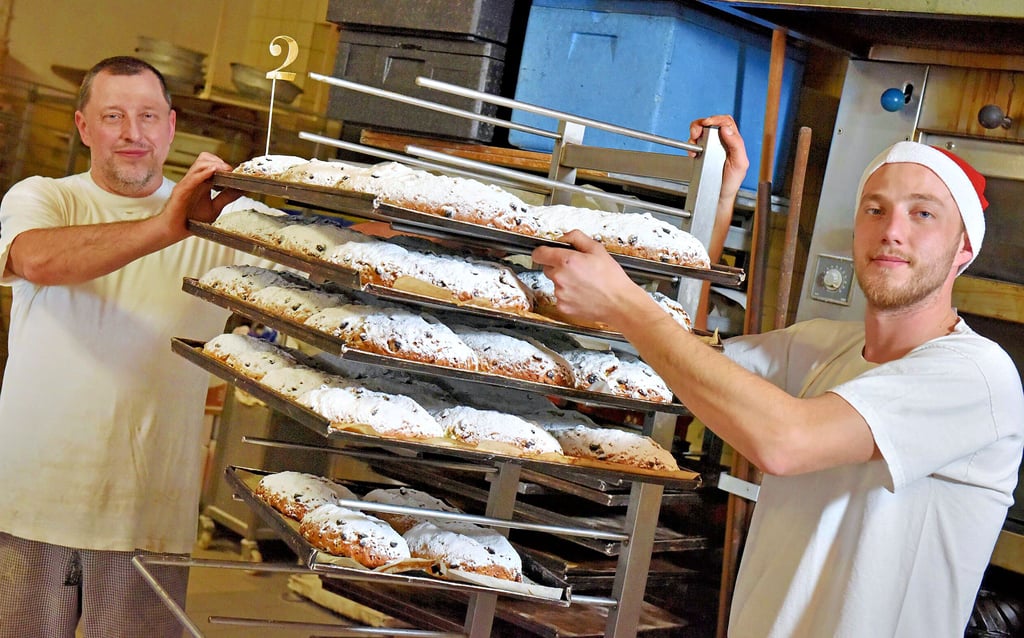 Dirk Husemann (l.) und Sohn Stephan sind die Meister in der Raguhner Bäckerei Achtert. Stollen stehen dort derzeit besonders hoch im Kurs.
