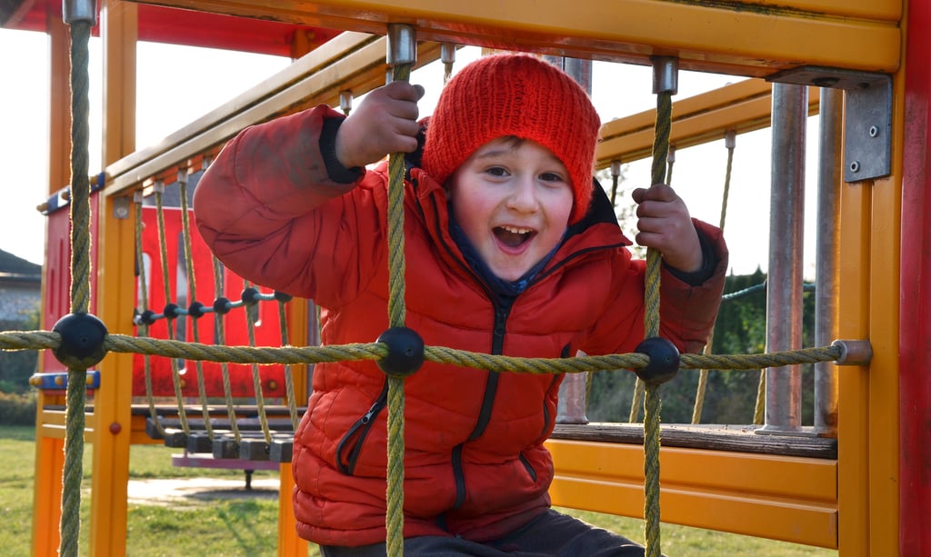 Mit viel Energie bei der Sache: Ben Freitag (6) gefallen die vielen Spielmöglichkeiten an der San-Vito-dei-Normanni-Straße in Salzwedel. Diese testet er ausgiebig.