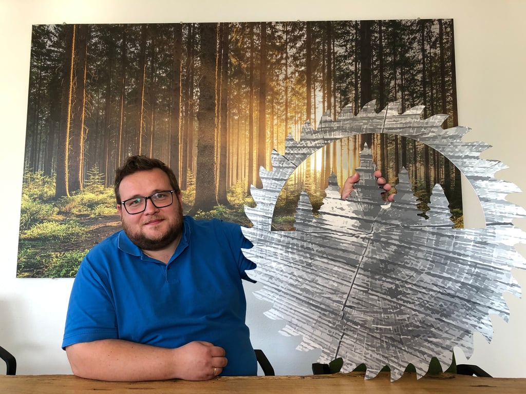 Christian Schiffner mit dem Logo seines privaten Forstdienstleistungsunternehmens in Wolferstedt.