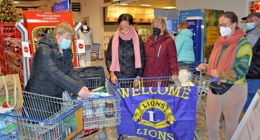 Uta Behrens (links) hatte gleich mehrere Artikel gekauft, um sie für die Aktion „Ein Teil mehr!“ zu spenden. Die erste Schicht im E-Center-Foyer hatten die Stendaler Lady Lions Anja Genz (von links), Sonja Blanke und Carola Hickmann übernommen.