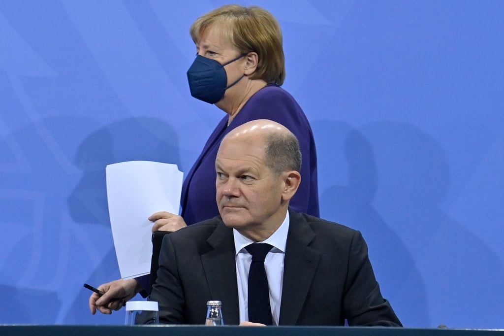 Angela Merkel und Olaf Scholz geben nach der Bund-Länder-Konferenz im Bundeskanzleramt eine Pressekonferenz.