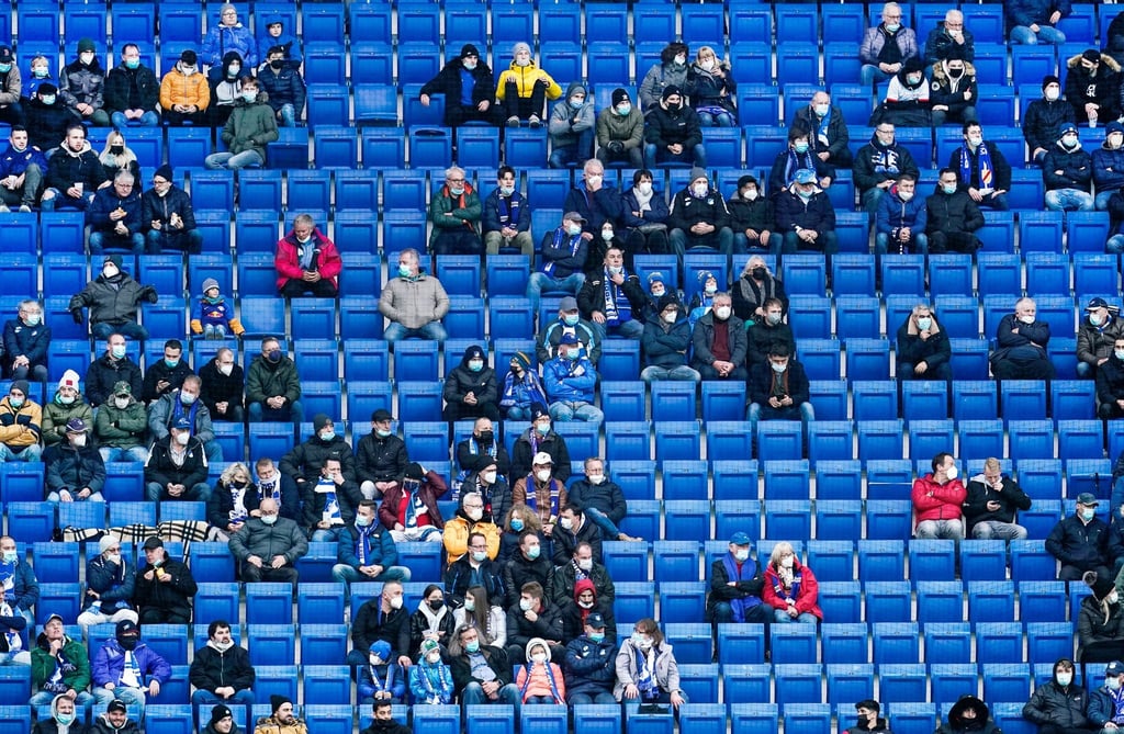 In den Stadien wird es vorerst wieder deutlich leerer: Höchstens 15.000 Zuschauer in den Arenen zugelassen.