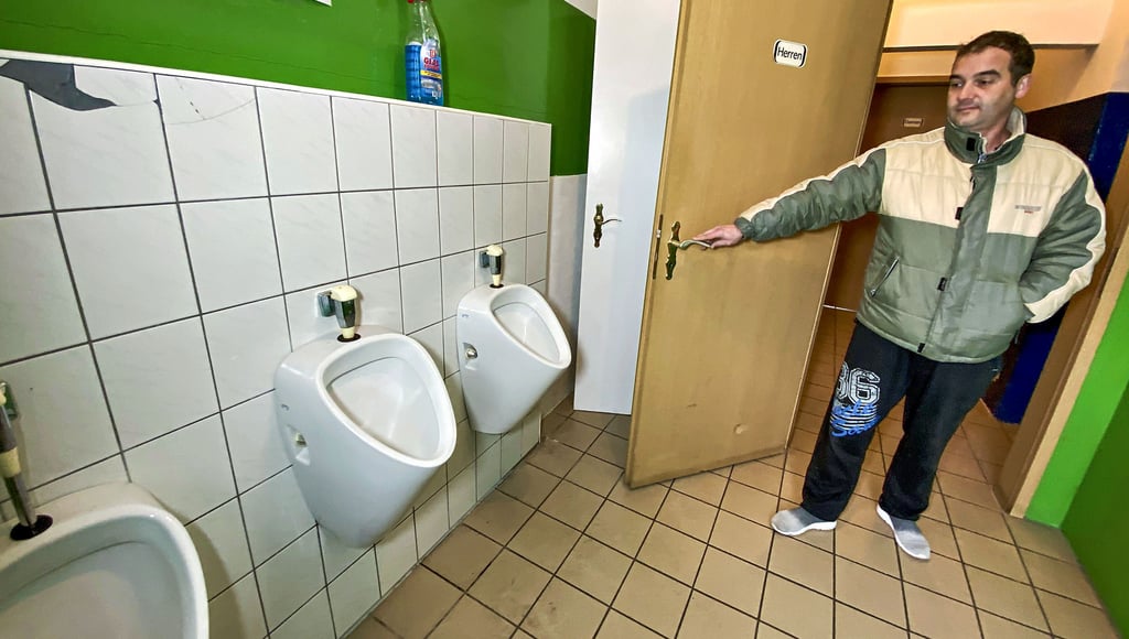 Chris Herrmann, der Wirt der Gaststätte auf dem Ilberstedter Sportplatz, weiß, dass die Sanitäranlagen dringend saniert werden müssen.