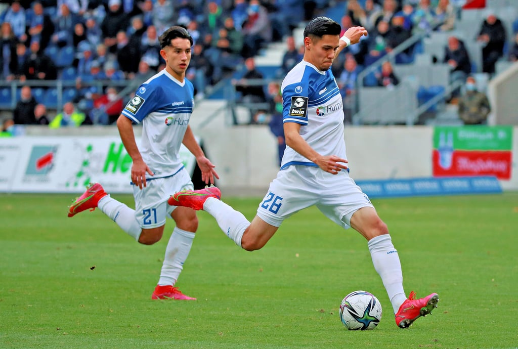 Nach fast dreieinhalb Wochen Pause stand Raphael Obermair vom 1. FC Magdeburg (rechts) gegen Braunschweig direkt wieder in der Startaufstellung. Am Sonnabend dürften seine Kräfte beim Gastspiel in seiner Heimatregion einen längeren Einsatz als die zuletzt 58 Minuten ermöglichen.