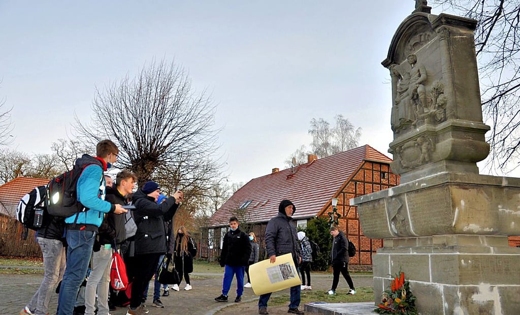Die Schüler der Klasse 8a der Miester Sekundarschule besuchten gestern mit ihrem Lehrer Matthias Mücke im Rahmen des Geschichtsunterrichts das Kriegerdenkmal vor der Kirche.