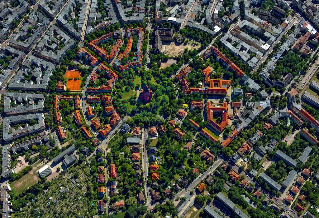 Grau trifft auf bunt: Für viele Hallenser ist es die Vielfalt des Stadtbildes wie hier im Paulusviertel, die Halle so anziehend macht.