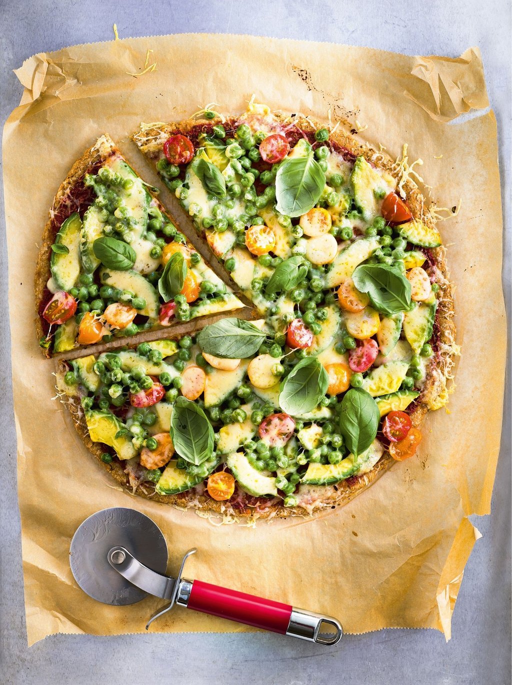 Der Thunfischboden für die Pizza kommt ohne Mehl und Hefe aus. Stattdessen wird der Teig aus Dosen-Thunfisch, Eiern, Mandelmehl, Parmesan sowie Meersalz und Pfeffer gemacht.