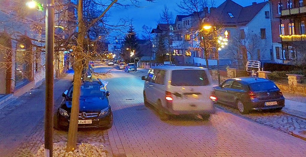 Das Ordnungsamt der Stadt Thale stuft die Poststraße als potenzielle Gefahrenquelle ein, weil ordnungsgemäß geparkte Autos aus den schmalen Parktaschen auf die Fahrbahn ragen.