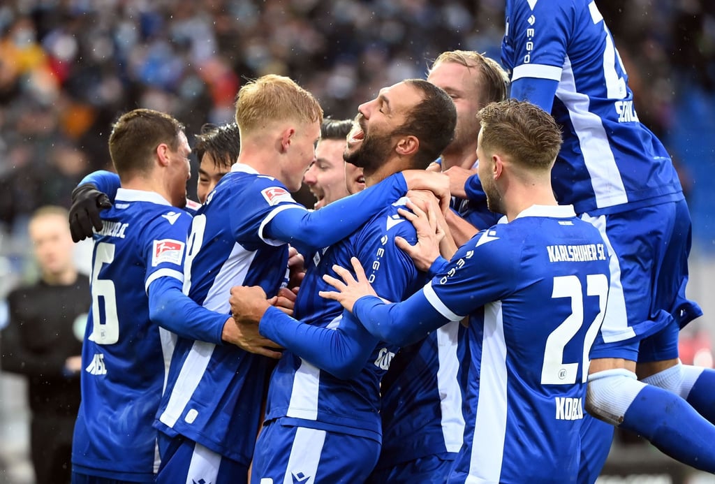 Die Karlsruher Mannschaft bejubelt den Treffer zum 2:0 durch Daniel Gordon (M).