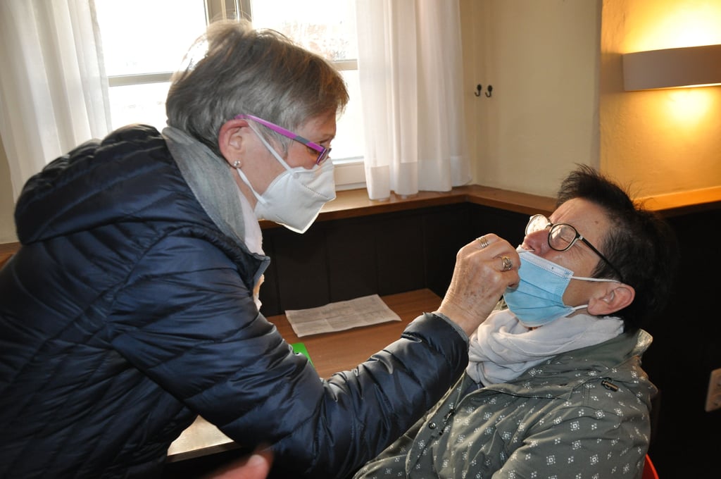 Neue freiwillige Helfer erhalten zunächst eine Schulung für die Selbsttests . Foto: Andrea Schröder