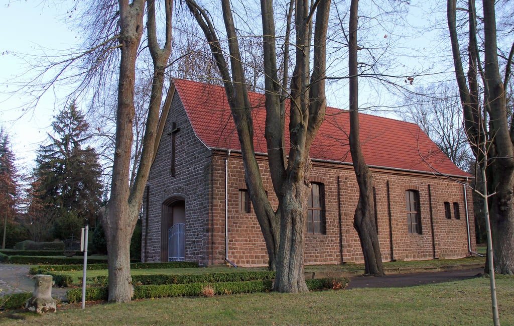 Von oben wieder dicht: Die Eilsleber Friedhofskapelle hat ein neues Dach erhalten. Auch innen soll sie noch renoviert werden.