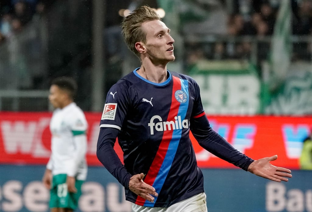 Kiels Joshua Mees feiert seinen Treffer zum 1:0.