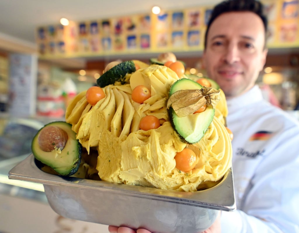 Giuseppe Cimino zeigt in seiner Eisdiele ein von ihm kreiertes Avocado-Physalis Sorbet, mit dem er bei der Eismacher Weltmeisterschaft Anfang Dezember 2021 in Bologna teil nehmen will.
