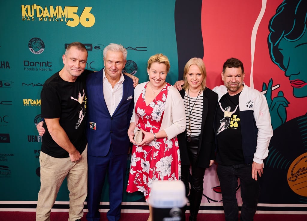 Produzent Ulf Leo Sommer (l-r), Klaus Wowereit, ehemaliger Bürgermeister von Berlin, Franziska Giffey, zukünftige Bürgermeisterin von Berlin, Drehbuchautorin Annette Hess und Musiker Peter Plate.