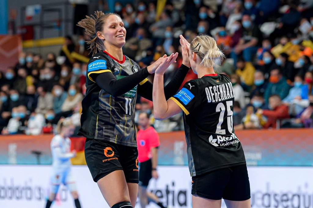 Xenia Smits (l) und Lena-Sophie Degenhardt klatschen nach einem Tor gegen Tschechien ab.