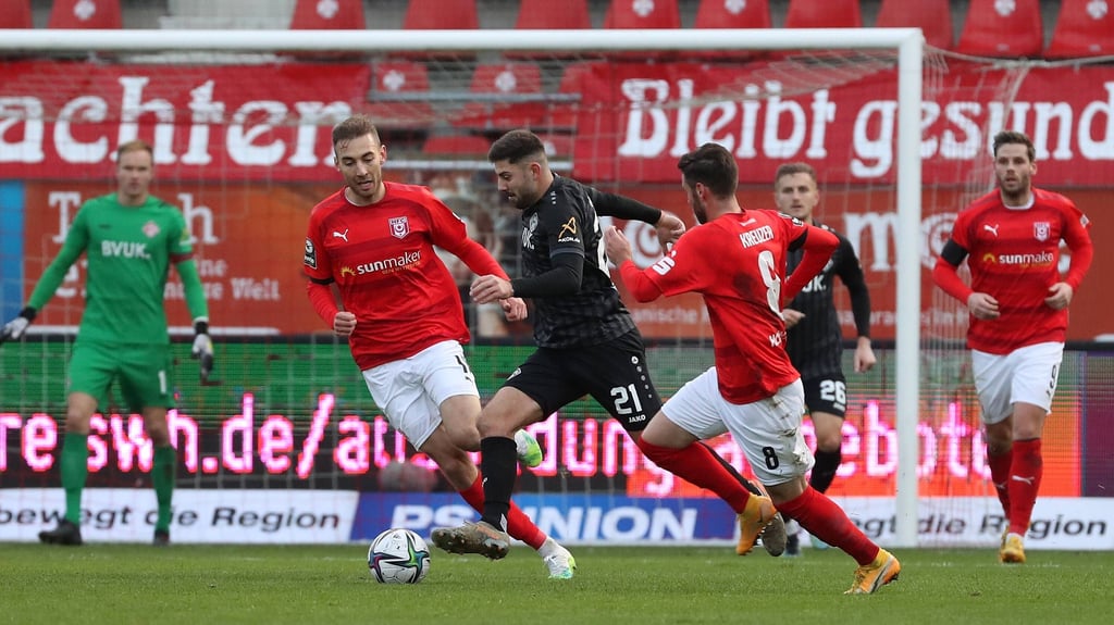Gleich mehrere HFC-Spieler verfolgen Würzburgs Moritz Heinrich.