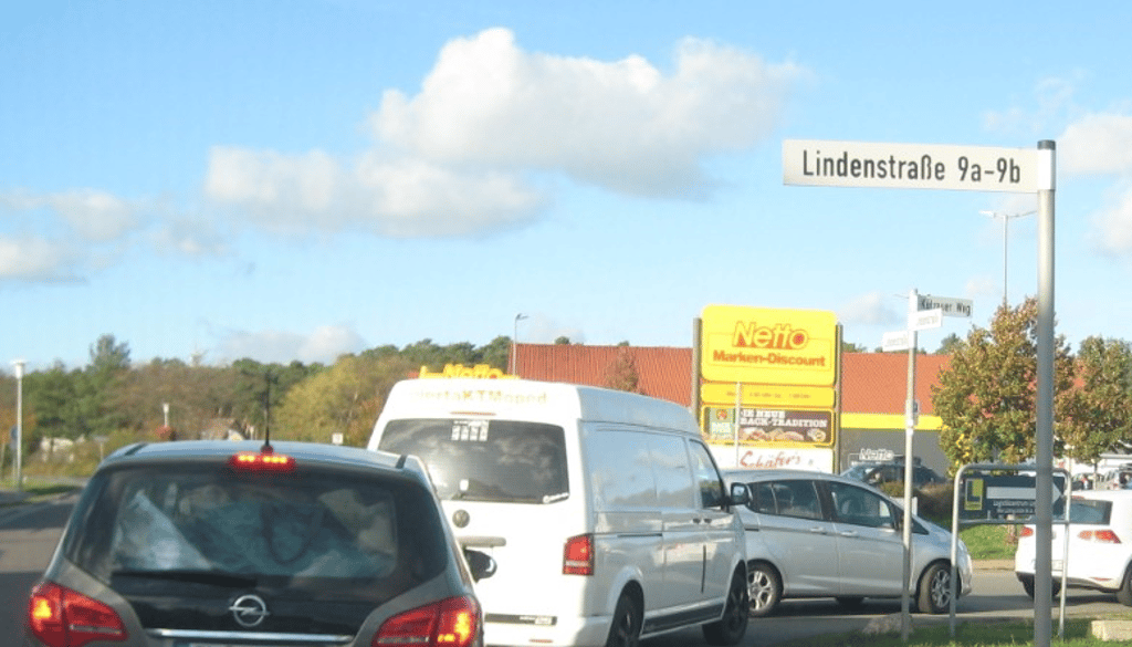 Andrang am Grünschnittplatz führt an der Kreuzung Külzauer Weg/ Lindenallee in Lostau zu Stau. Die Ortschaftsräte fordern jetzt den Ausbau der Kreuzung.