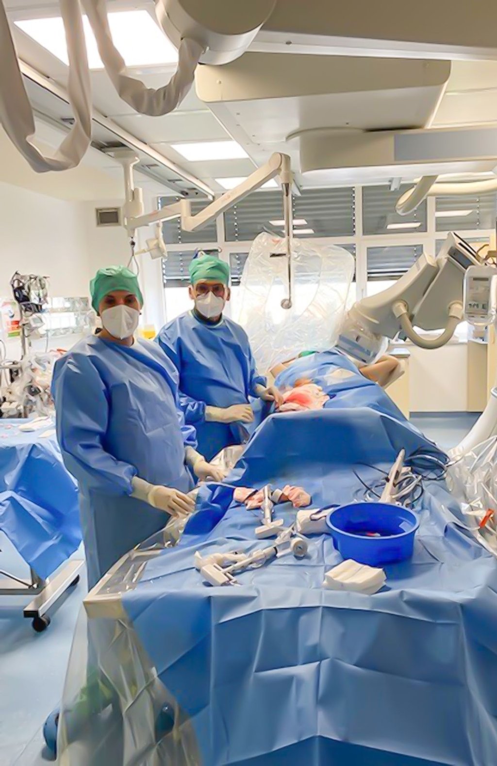 Dr. Burcin Özüyaman, Chef der Kardiologie in Weißenfels, steht mit Schwester Sarah Matthes (vorn) im Herzkatheterlabor.
