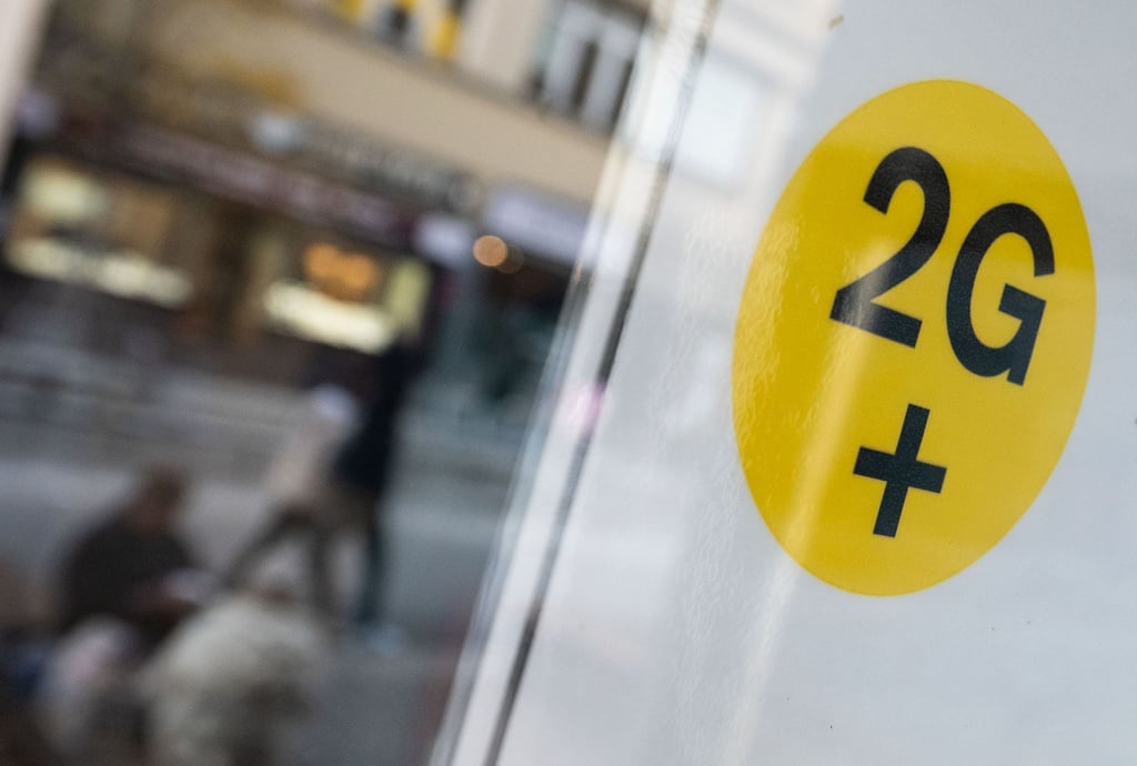 Ein Hinweis auf die 2G-plus-Regelung in der Innenstadt von Stuttgart.