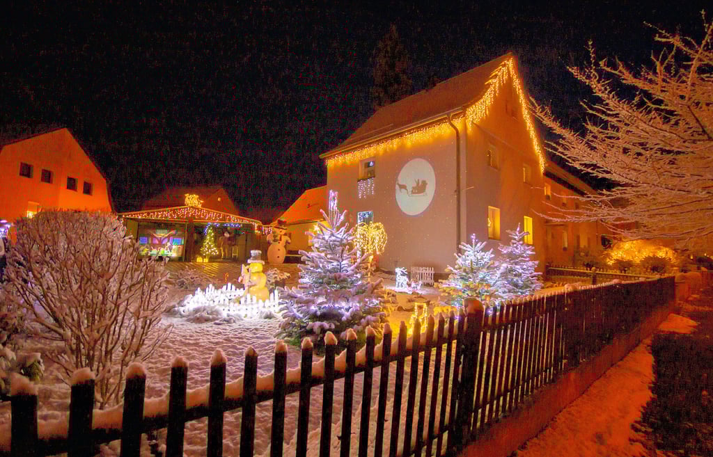 Das Stinglsche Weihnachtshaus in der Zeitzer Forststraße. Stimmungsvoll und nicht überladen entwickelt es seinen unverkennbaren Zauber.