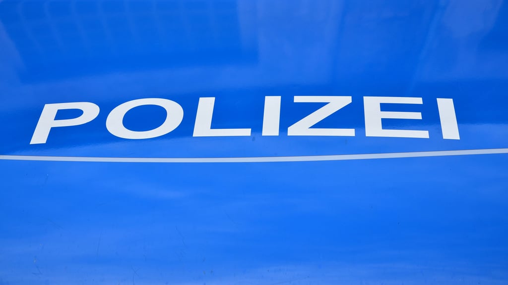 Die Magdeburger Polizei wurde daraufhin über den Diebstahl informiert und leitete umgehend Fahndungsmaßnahmen nach dem Fahrzeug ein.